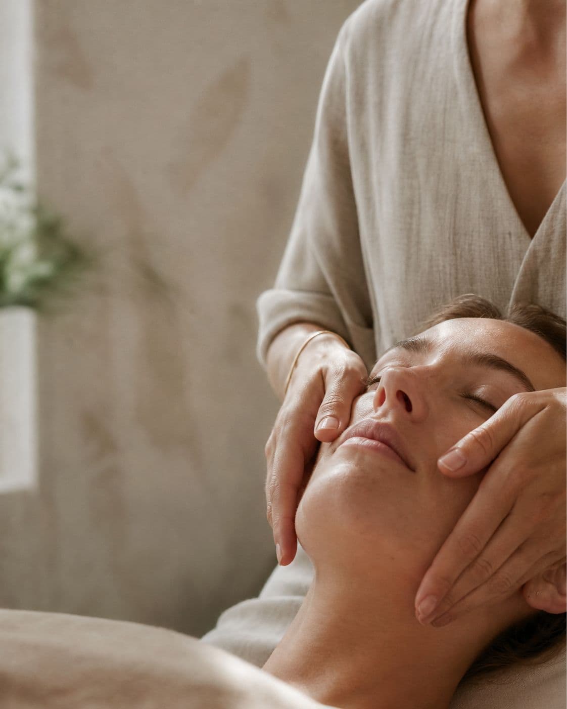 Praticienne en plein soin dans un institut de beauté